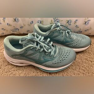 Women’s Mizuno Wave Inspire 17 Egg Shell Blue Running Athletic Shoes (size 7)